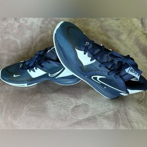 Kyrie Low 5 Basketball Sneaker